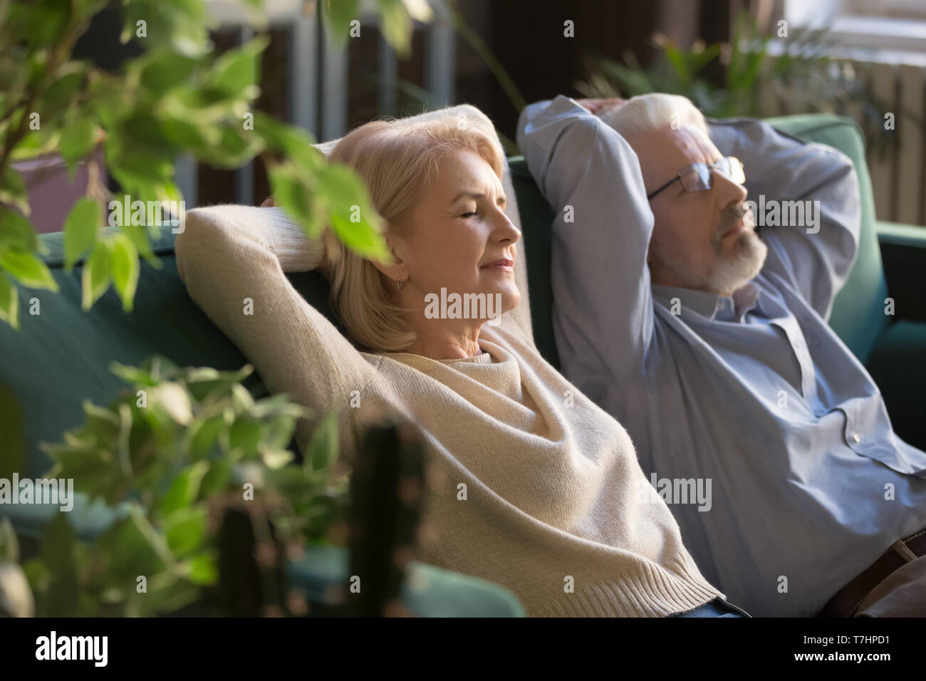 Tranquillo uomo di mezza età e la donna relax su un confortevole divano Foto Stock