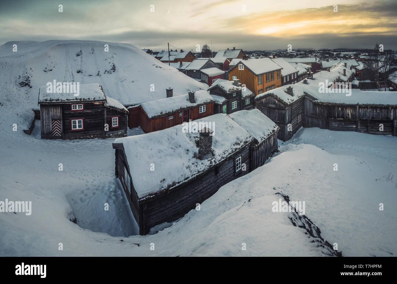 Vista sulla città vecchia di Roros - città mineraria in Norvegia. Originale architettura in legno, elencati in base al patrimonio mondiale UNESCO. Foto Stock