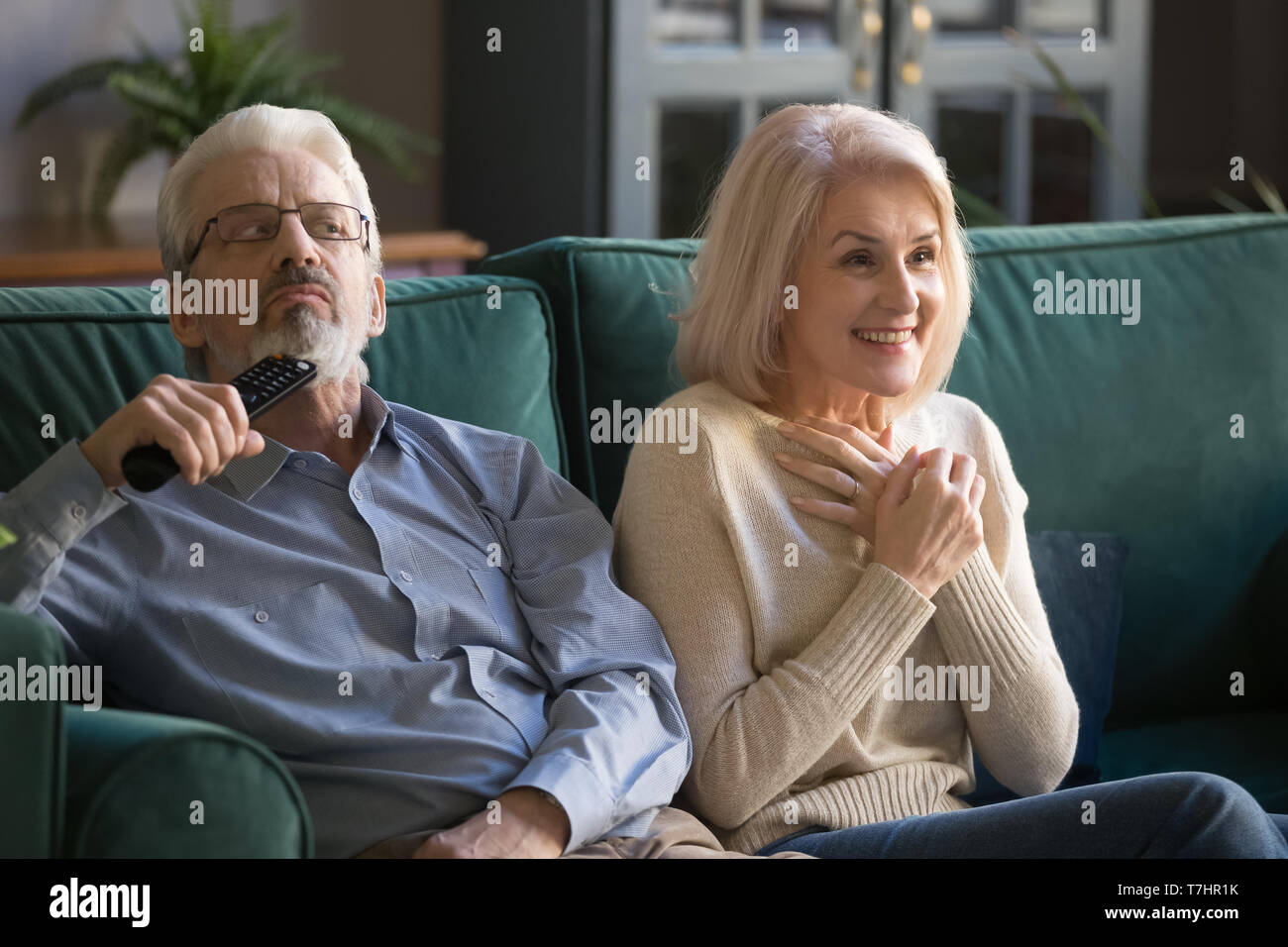 Età giovane moglie e marito guardando la tv mostra, serie insieme Foto Stock