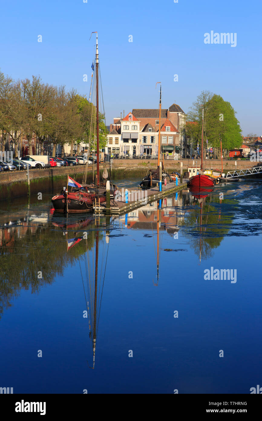 Bella olandese barche a vela ormeggiate lungo un pontone in Oude Haven (porto vecchio) in Zierikzee (Zeeland), Paesi Bassi Foto Stock