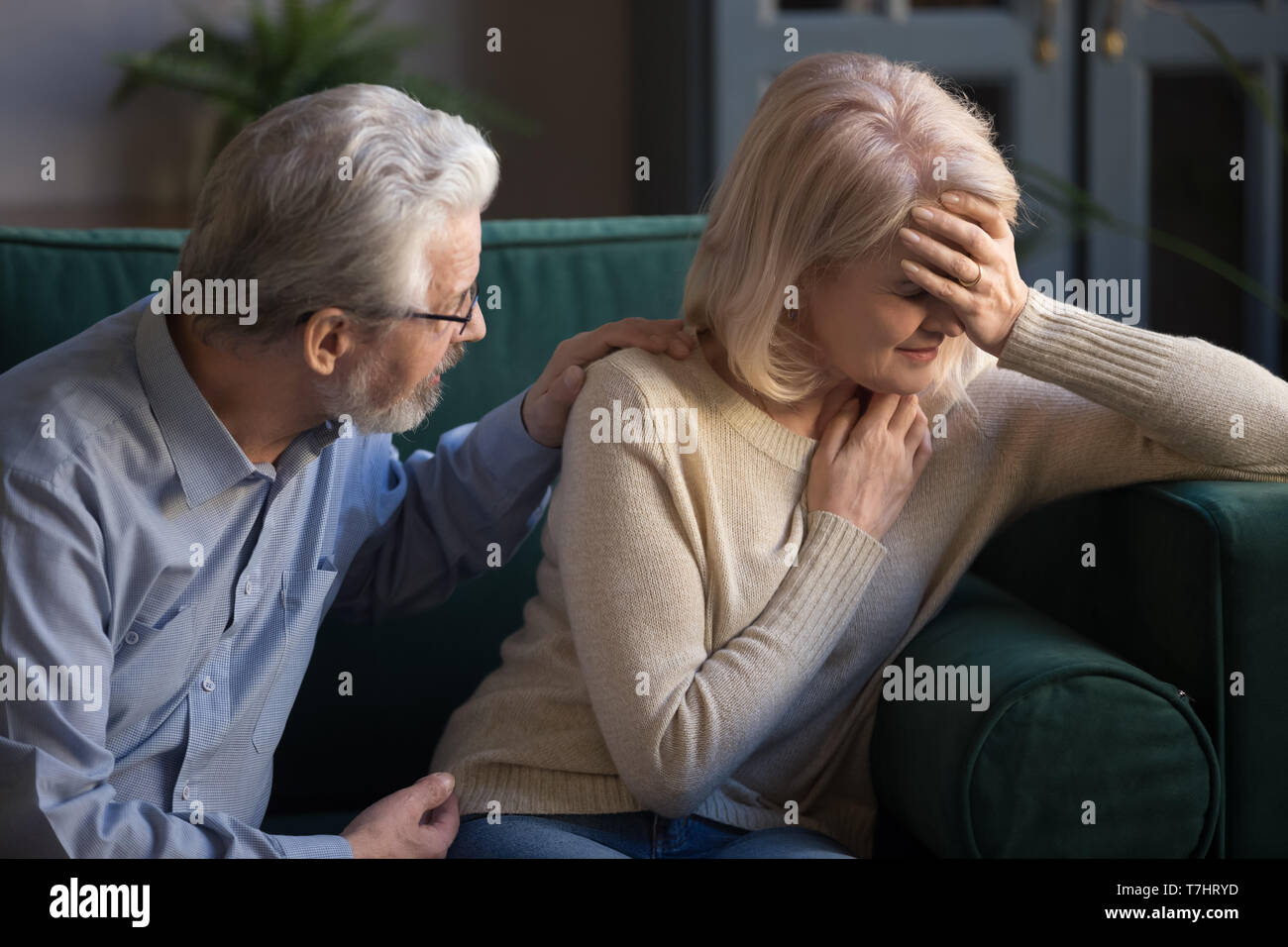 Capelli grigi marito insoddisfatto di supporto donna matura moglie a casa Foto Stock