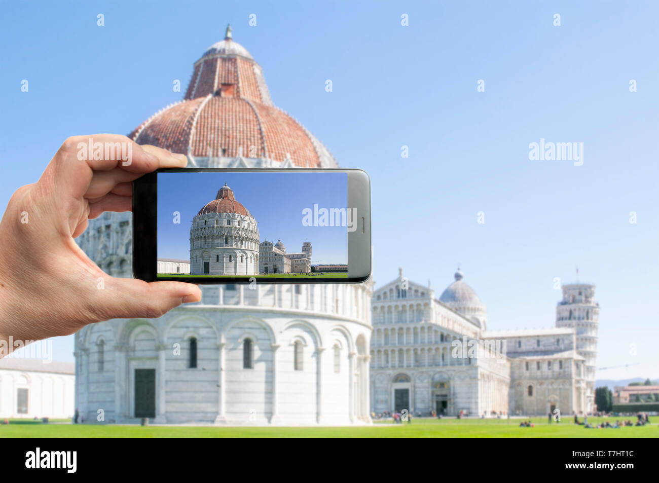 Turistica prendendo foto di Piazza dei Miracoli a Pisa con uno smartphone Foto Stock