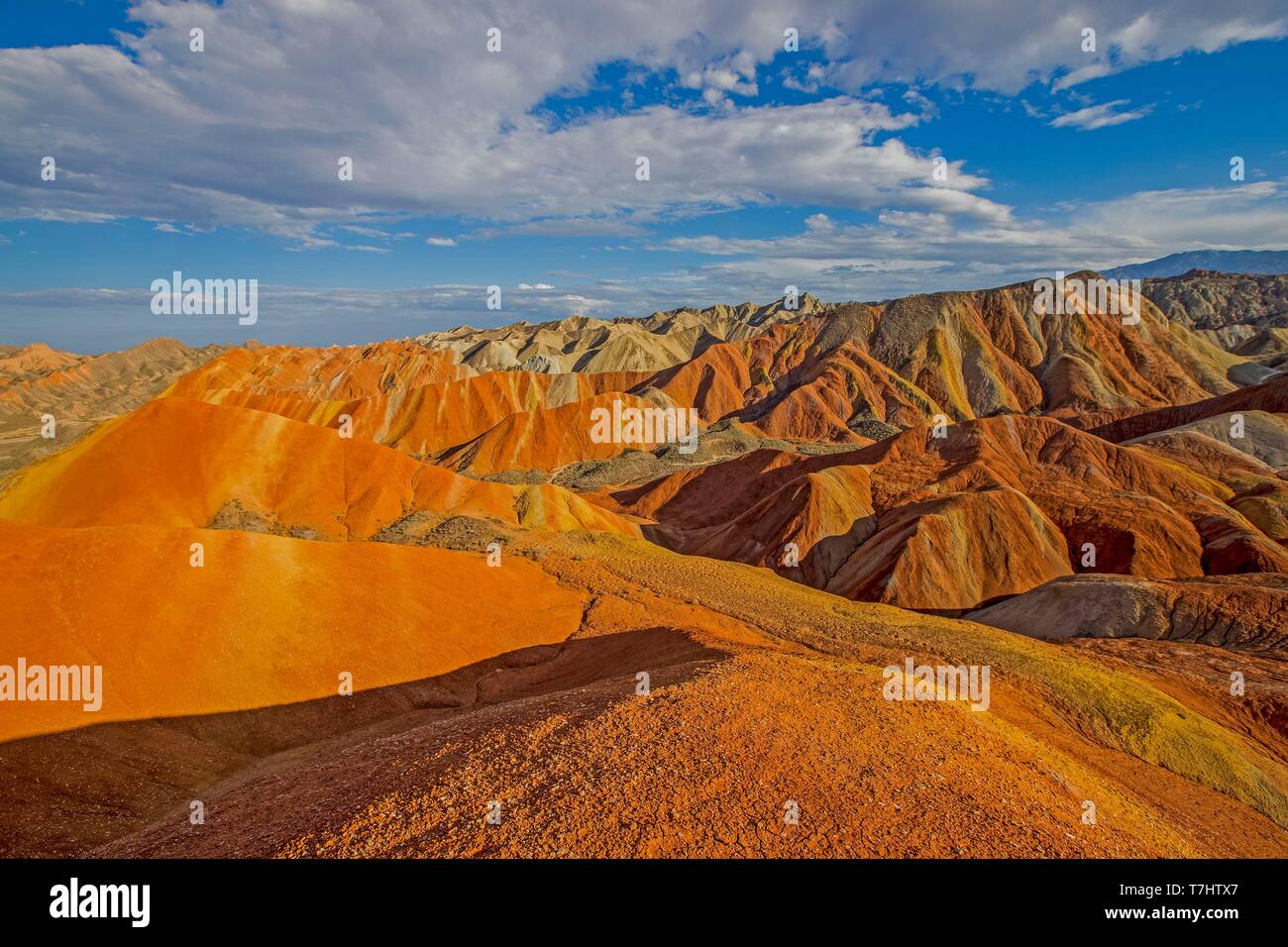 Erosi colline del conglomerato sedimentari e pietra arenaria, elencato come patrimonio mondiale dall UNESCO, Zhangye, Cina Foto Stock