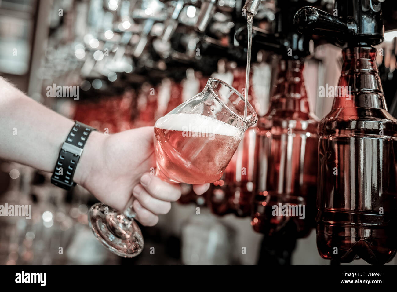 La birra lager versando bella e facile in vetro. Foto Stock