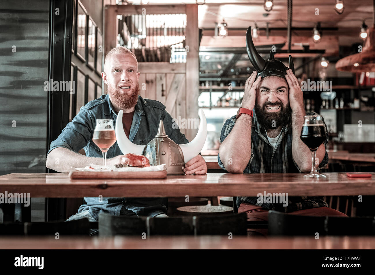 Due uomini a guardare veramente male per il gioco della palla. Foto Stock