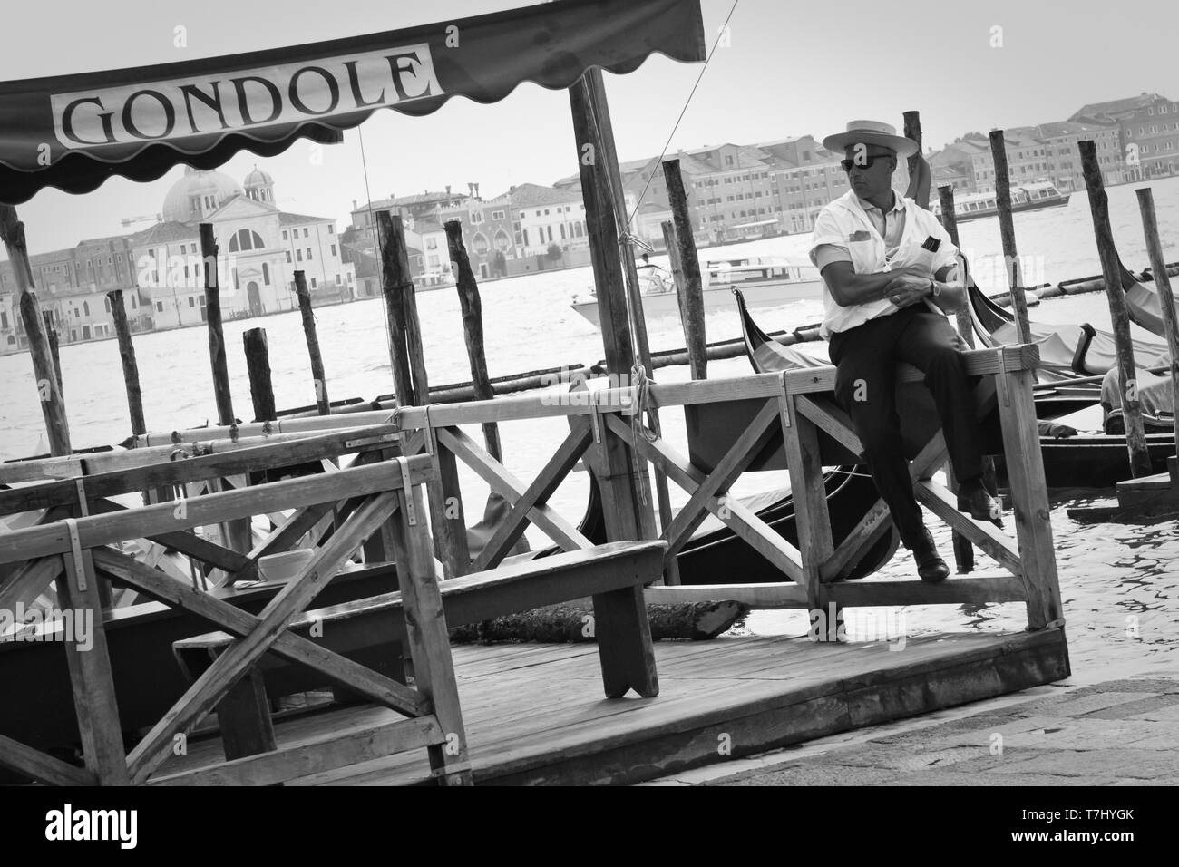 Un gondoliere a Venezia, Italia fotografato come egli aspetta i clienti. Foto Stock