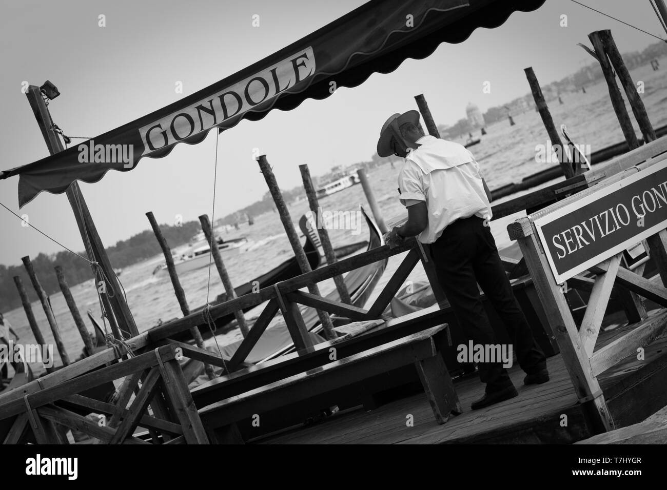 Un gondoliere a Venezia, Italia fotografato come egli aspetta i clienti. Foto Stock