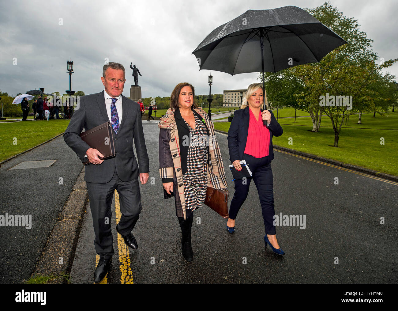 (Da sinistra a destra) Sinn Fein's Conor Murphy, leader del partito Mary-Lou McDonald e vice leader Michelle O'Neill, a piedi dopo aver parlato di media a Stormont House a Belfast, Irlanda, nell'ultimo round di trattative per riportare la struttura Stormont governo. Foto Stock