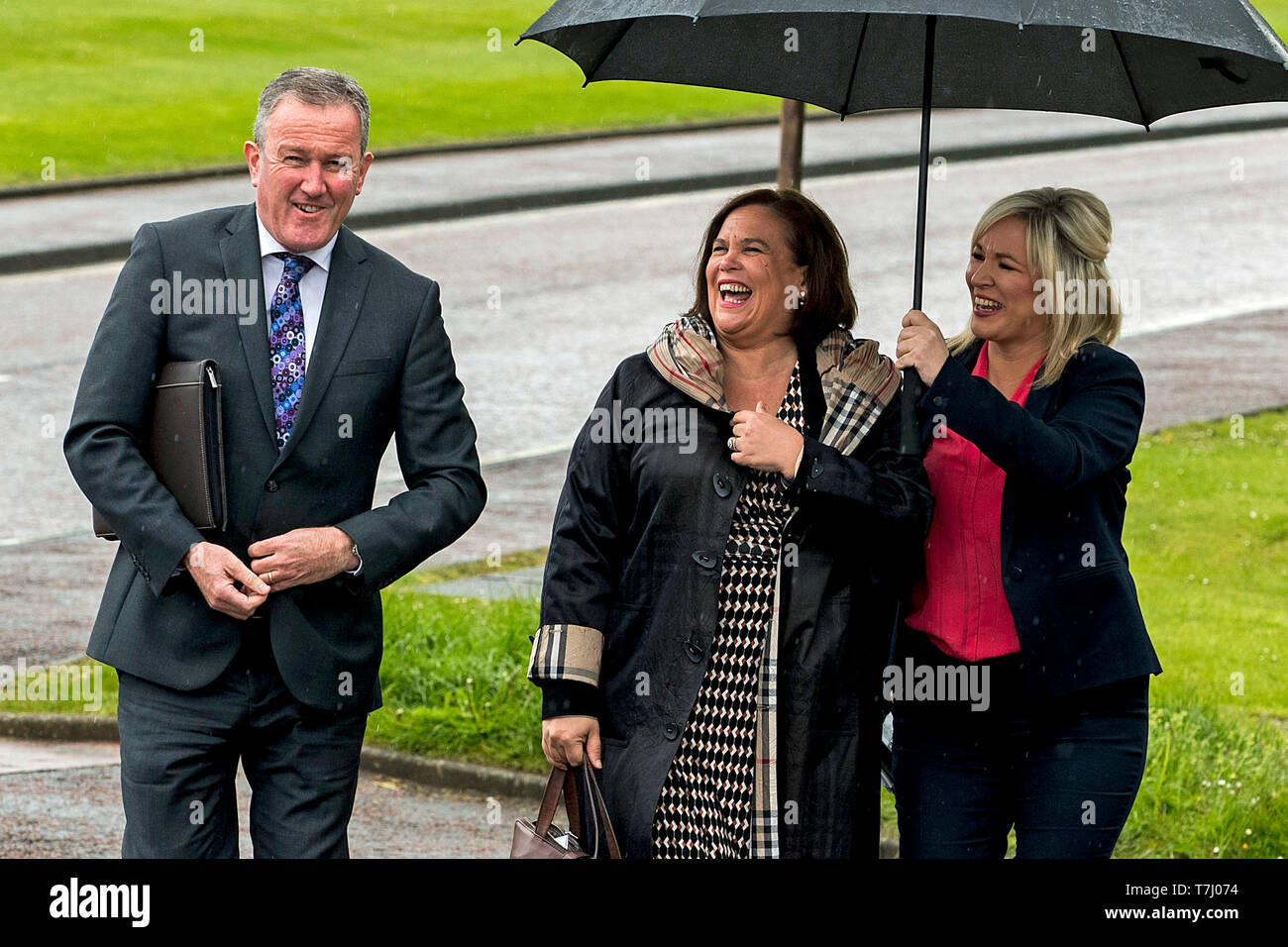 (Da sinistra a destra) Sinn Fein's Conor Murphy, leader del partito Mary-Lou McDonald e vice leader Michelle O'Neill, passeggiate a parlare con i media prima di colloqui a Stormont House a Belfast, Irlanda, nell'ultimo round per ripristinare la struttura Stormont governo. Foto Stock