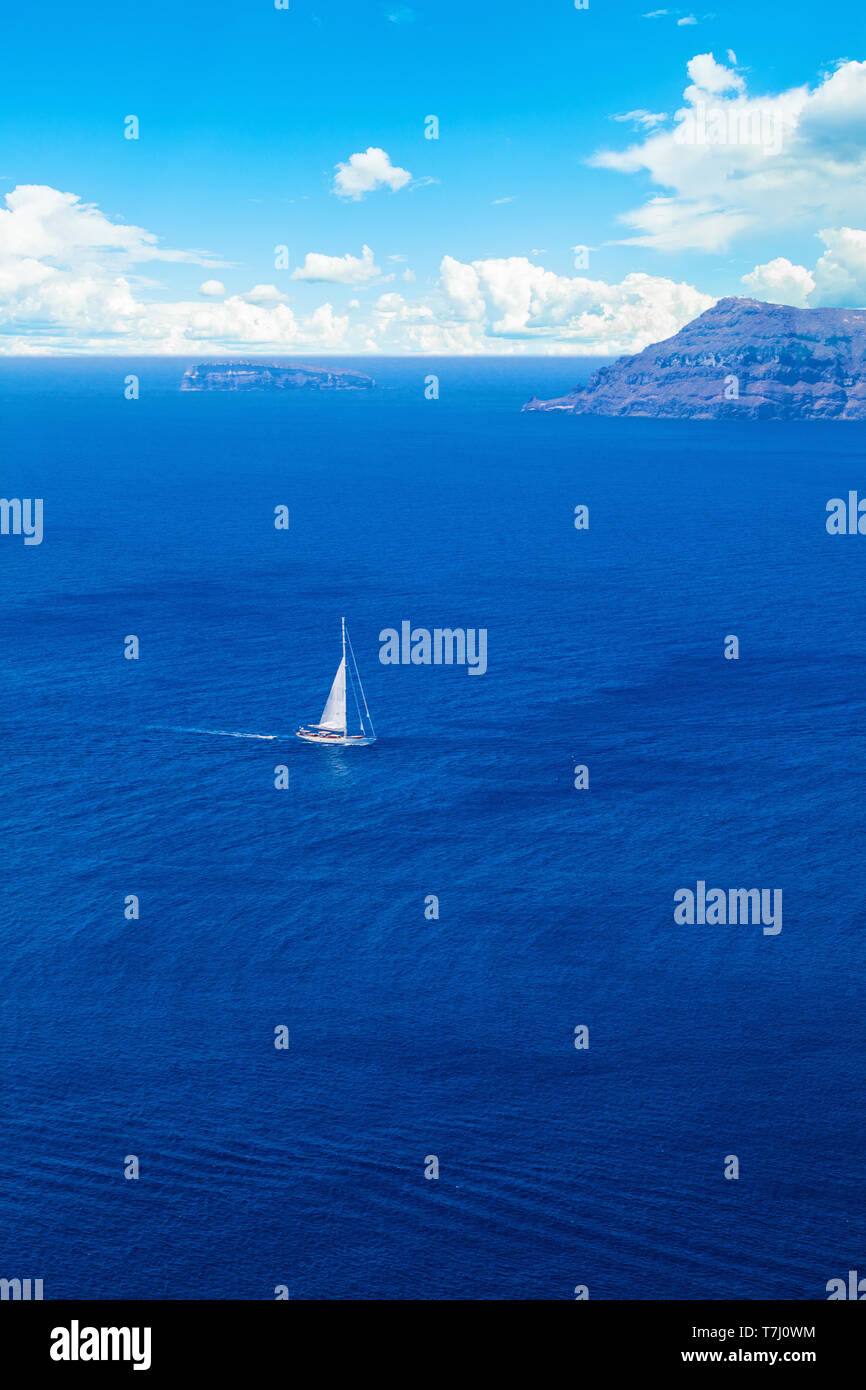 Skyline e mare con barca bianca su sfondo blu Foto Stock