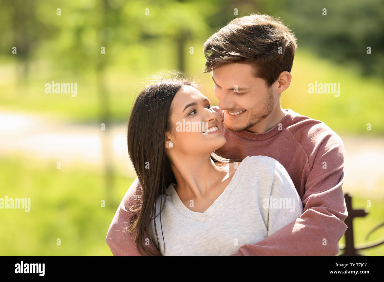 Coppia giovane in amore all'aperto Foto Stock