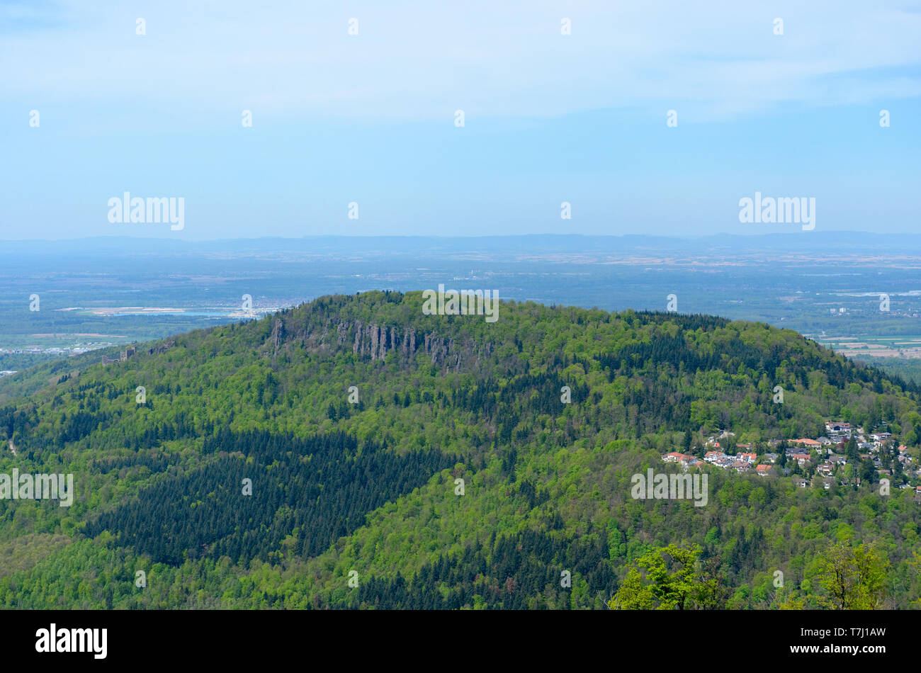 Paesaggio di montagna nella regione della Foresta Nera in Germania sud-occidentale con fitte foreste sempreverdi e un piccolo villaggio tra gli alberi Foto Stock