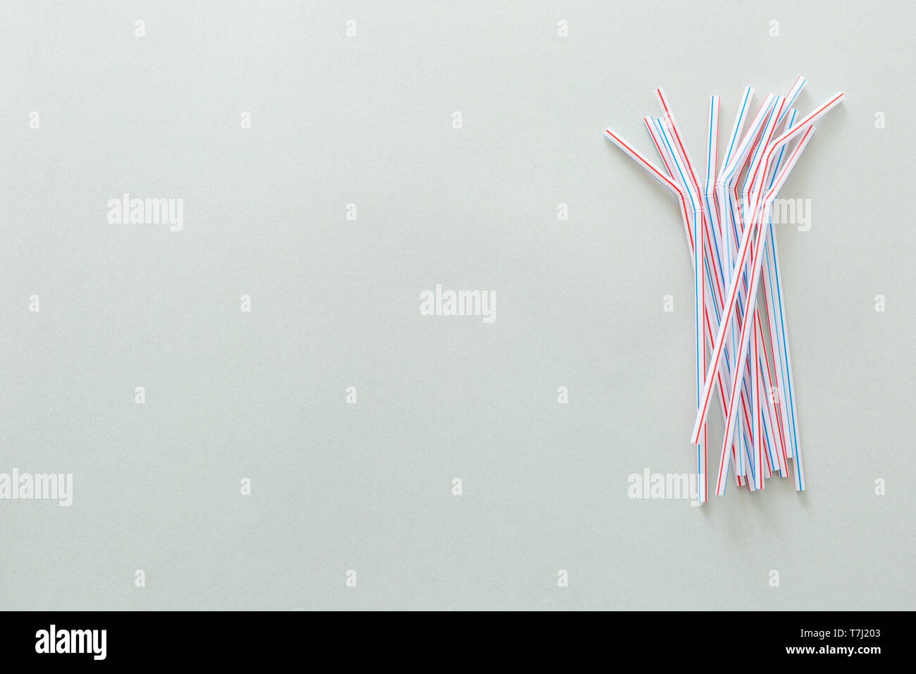 L'inquinamento il riciclaggio di materie plastiche e di eliminazione di rifiuti di paglia ristorante concetto ambientale Foto Stock