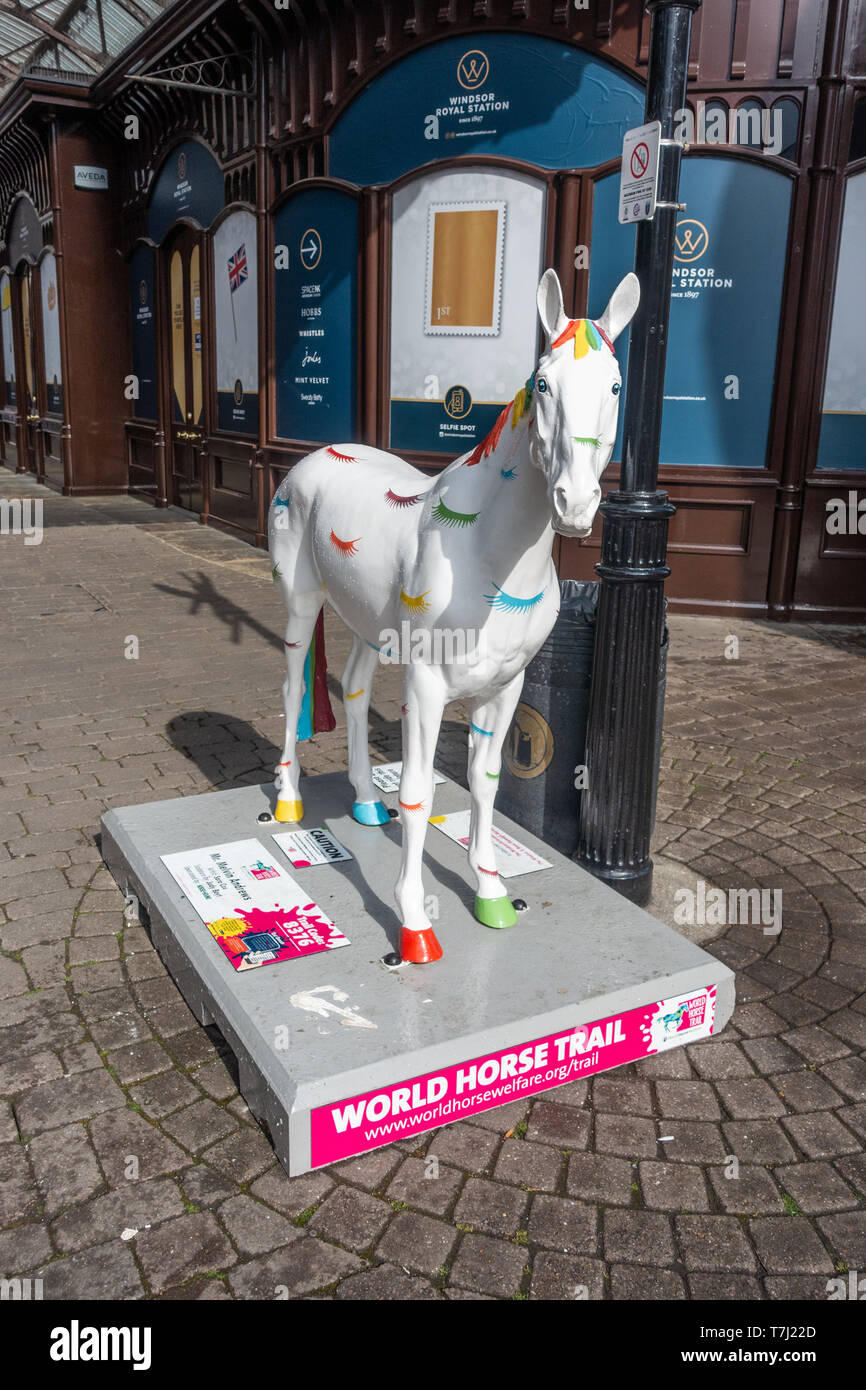 Una scultura dipinta di un cavallo è un arte di installazione in strada in Windsor, Berkshire, Regno Unito Foto Stock