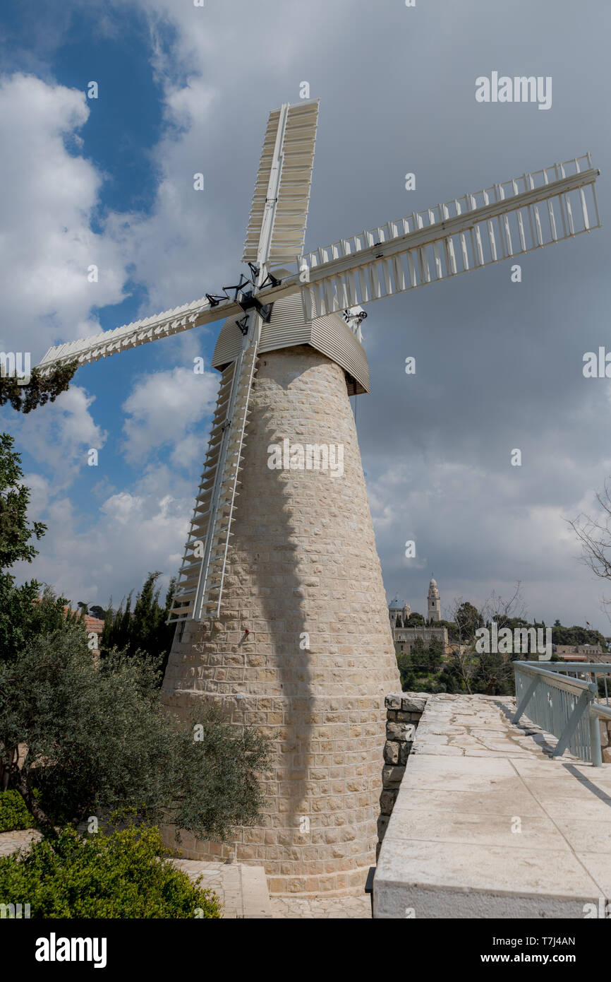 Montefiore Mulino a Vento a Yemin Moshe quartiere.it è un famoso punto di riferimento a Gerusalemme, Israele. Foto Stock Montefiore Mulino a Vento a Yemin Moshe quartiere.it è un famoso punto di riferimento a Gerusalemme, Israele. Foto Stock