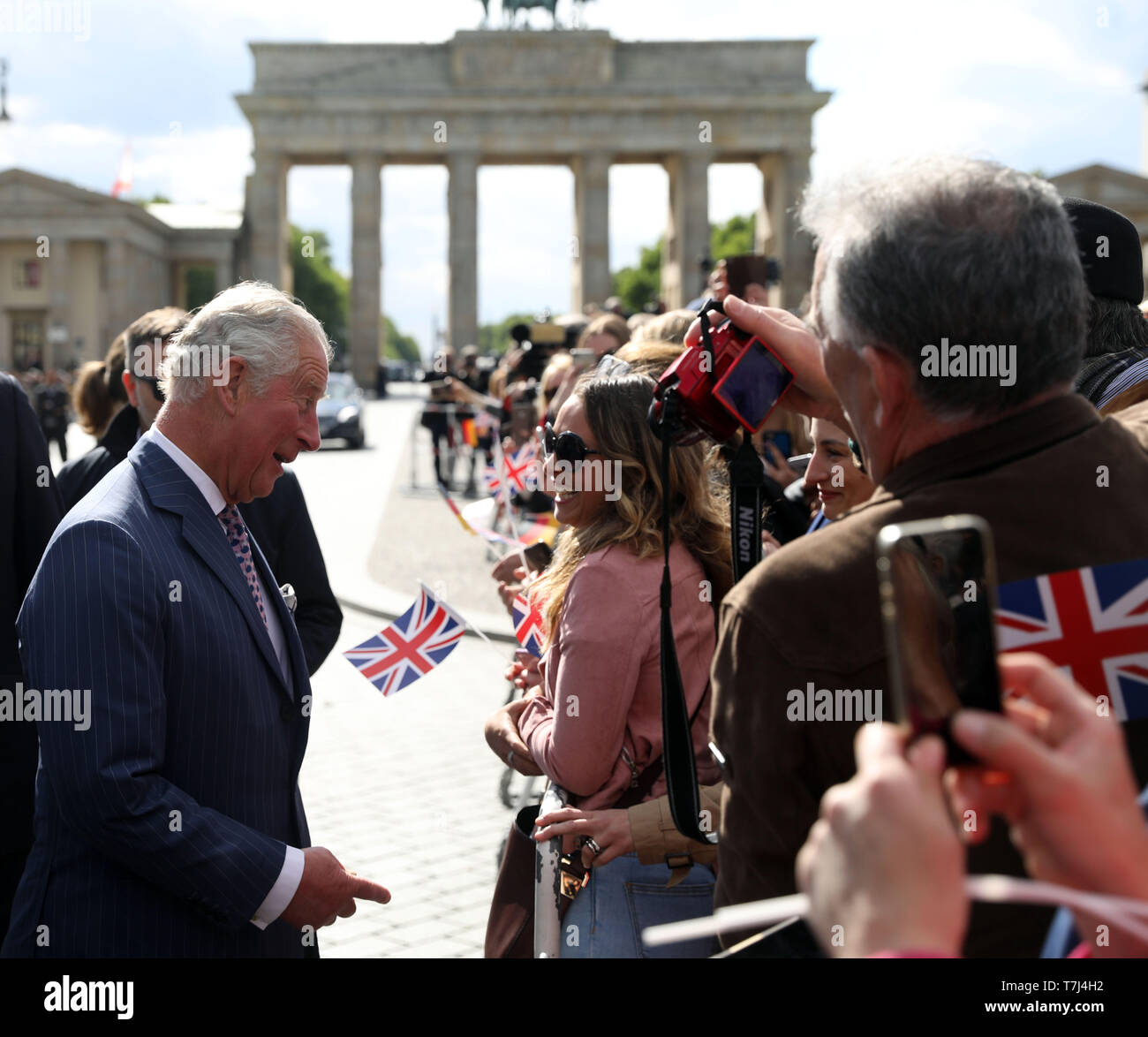 Il Principe di Galles e la duchessa di Cornovaglia soddisfare ben wishers durante una visita alla Porta di Brandeburgo a Berlino il primo giorno del loro tour in Germania. Foto Stock