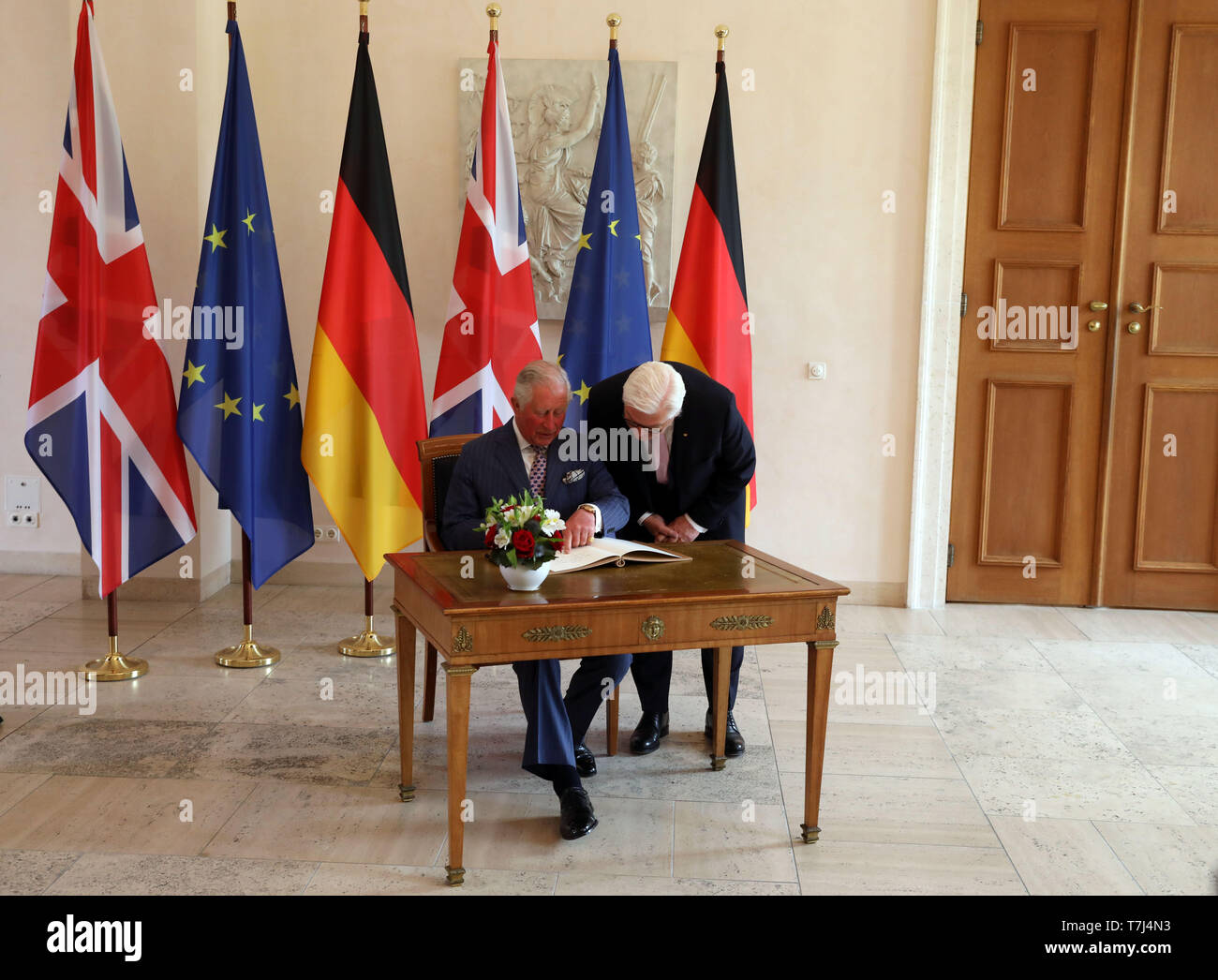Il Principe di Galles sale riunioni il Presidente tedesco Frank-Walter Steinmeier allo Schloss Bellevue di Berlino sul primo giorno del suo tour in Germania. Foto Stock