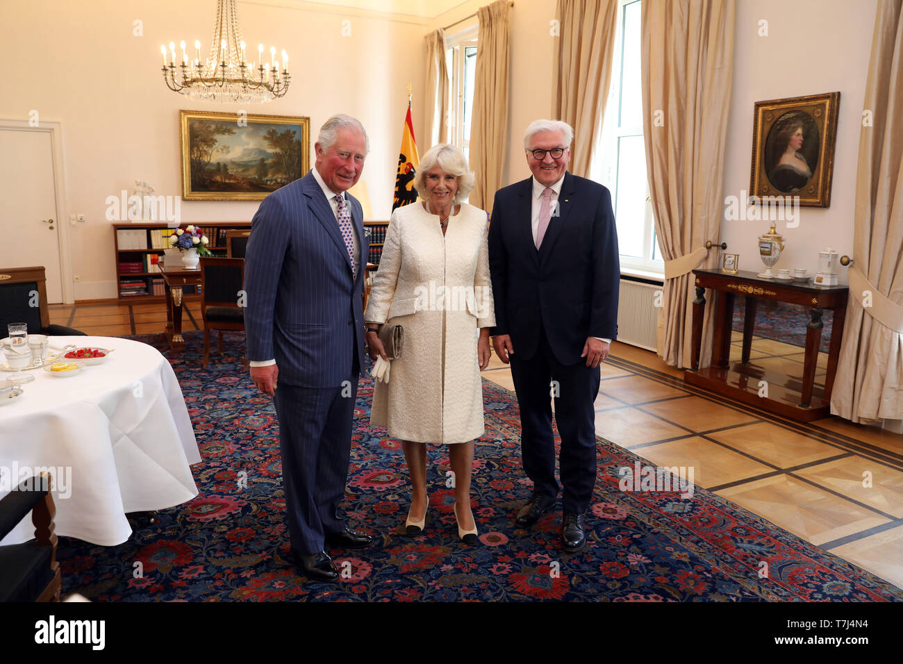 Il Principe di Galles e la duchessa di Cornovaglia riunione il Presidente tedesco Frank-Walter Steinmeier allo Schloss Bellevue di Berlino sul primo giorno del suo tour in Germania. Foto Stock