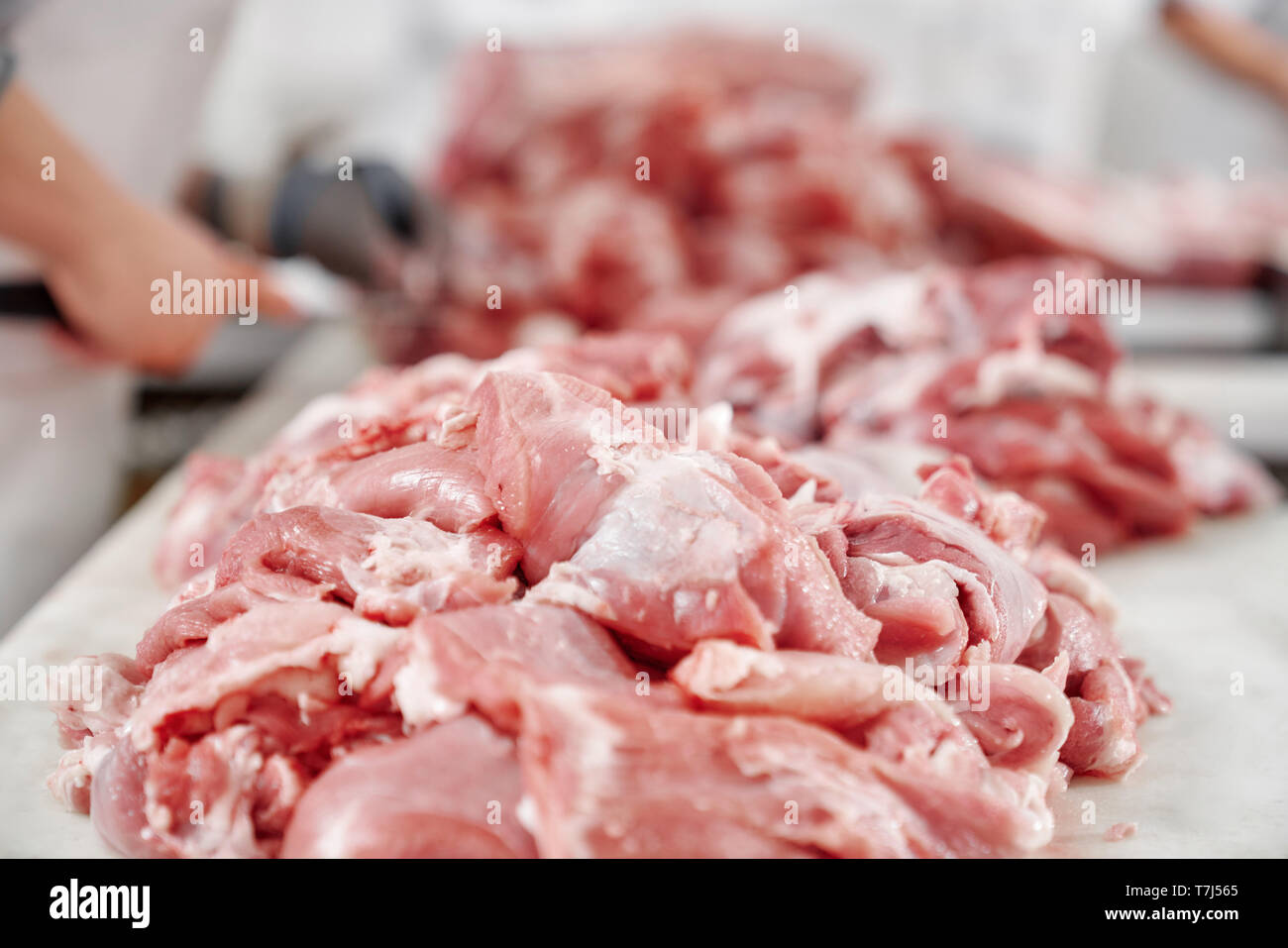 Close up di materie fresche tagliate i pezzi sul tavolo. La produzione di carne. Tagliare dei pezzi di carne di maiale o di manzo. Mercato della produzione di greggio. Foto Stock