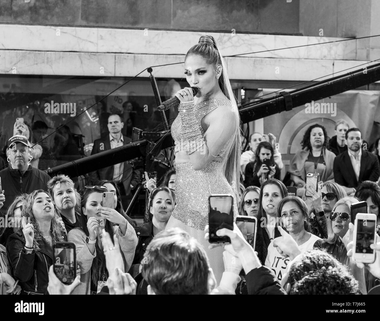 New York, Stati Uniti. 06 Maggio, 2019. Jennifer Lopez esegue sul palco per la NBC Today Show su oggi Plaza al Rockefeller Center. Credito: Lev Radin/Pacific Press/Alamy Live News Foto Stock