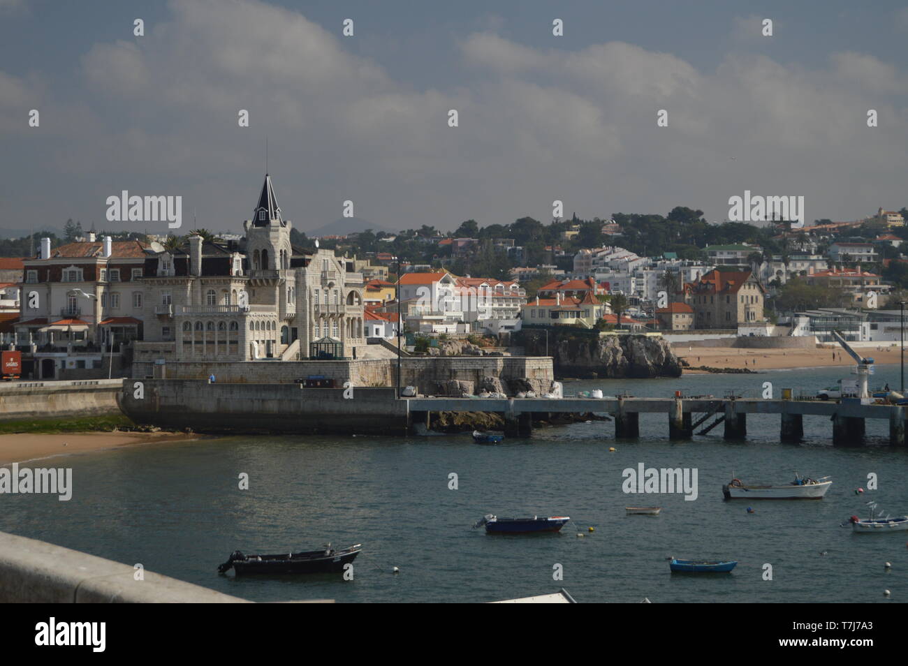 Vista privilegiata di Seixas Palace e Spiaggia di Cascais. Fotografia di Street, Natura, architettura, storia. Aprile 15, 2014. Cascais, Lisbona, Portogallo Foto Stock