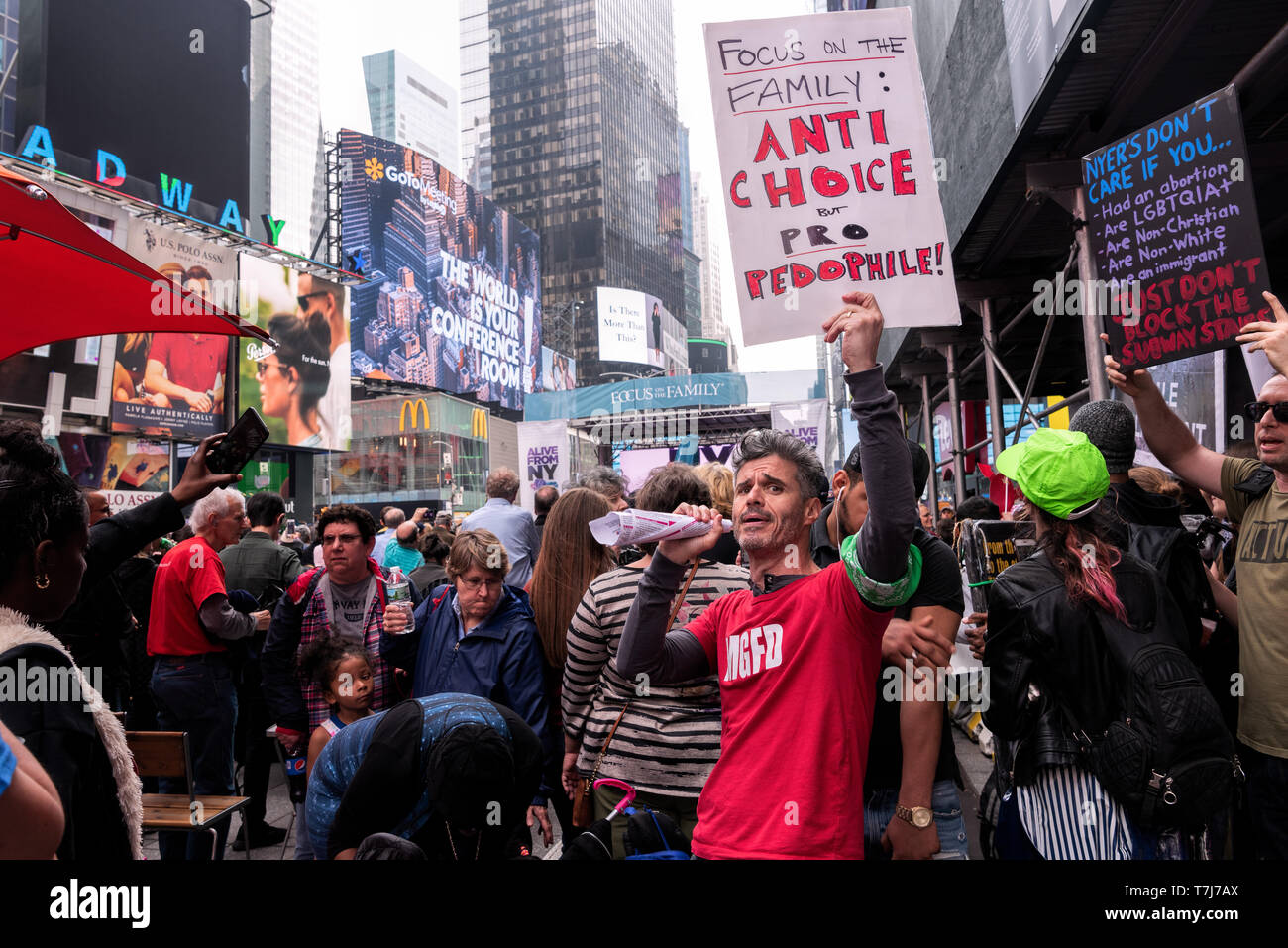 Sabato 4 Maggio, attivista progressiva gruppi dal contatore di NYC-protestava contro l'organizzazione religiosa "Focus sulla Famiglia' a causa della sua radicale anti-aborto e omofobi agenda in Times Square a New York City. "Focus sulla Famiglia" aveva affittato tre grandi tappe in Times Square per la presentazione di cantanti cristiani e che mostra un video di un 4D a ultrasuoni in segno di protesta di NY è recentemente passato tardo-termine di legge sull aborto per diffondere informazioni false circa la legge. (Foto di Gabriele Holtermann-Gorden / Pacific Stampa) Foto Stock