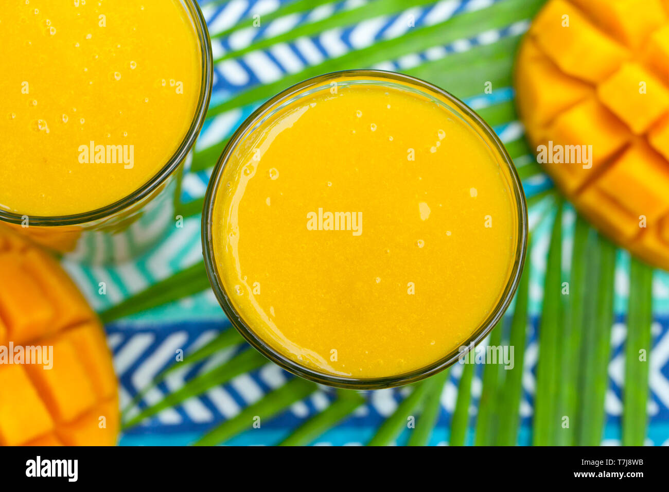 Frutta fresca tropicale frullato di succo di mango e mango fresco. Copia dello spazio. Vista dall'alto. Foto Stock