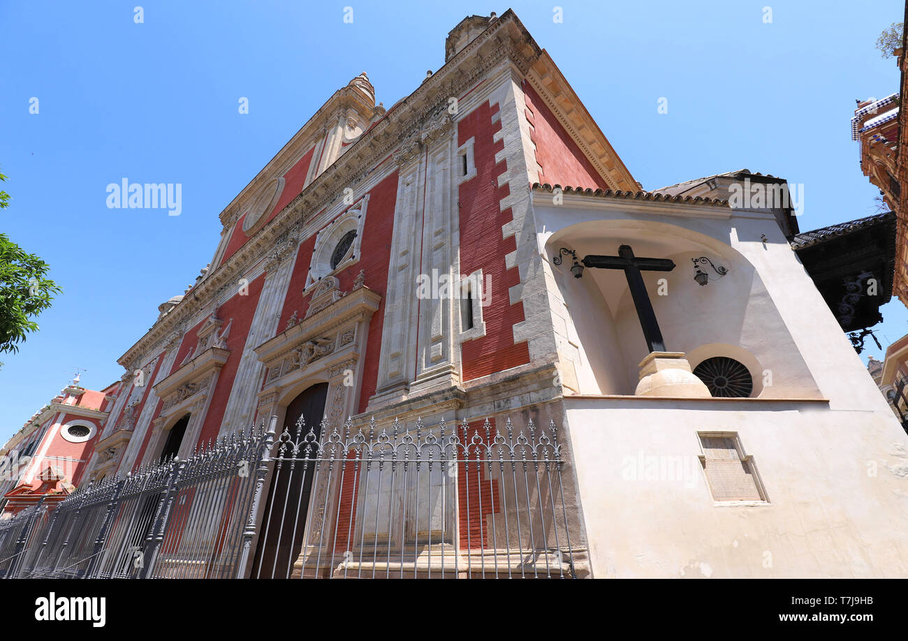 Rosso la facciata della chiesa del Salvatore 1674-1712 a Plaza del Salvador , Seville, Spagna. Architetti Esteban Garcia e Leonardo de Figueroa. Foto Stock