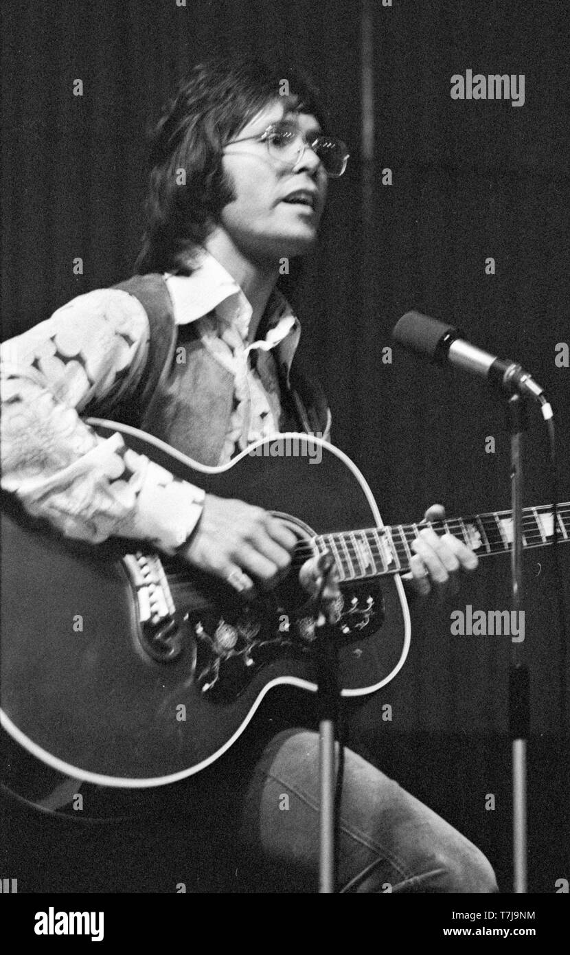 Cliff Richard esegue su un TV show in Hilversum, Paesi Bassi, 1972. (Foto di Gijsbert Hanekroot) Foto Stock