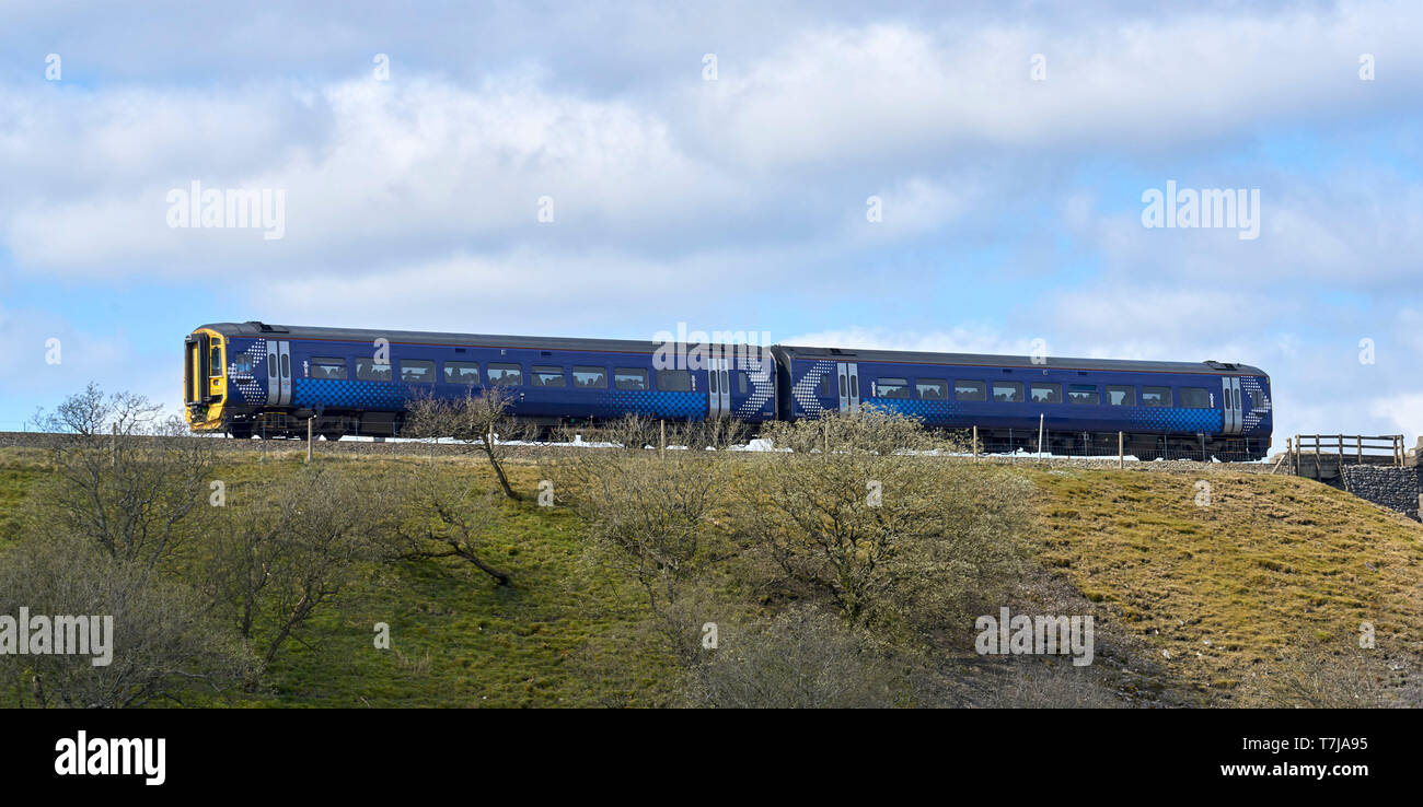 Treno locale su il Settle & Carlisle Railway, Ribblehead, North Yorkshire, nell'Inghilterra del Nord, Regno Unito Foto Stock