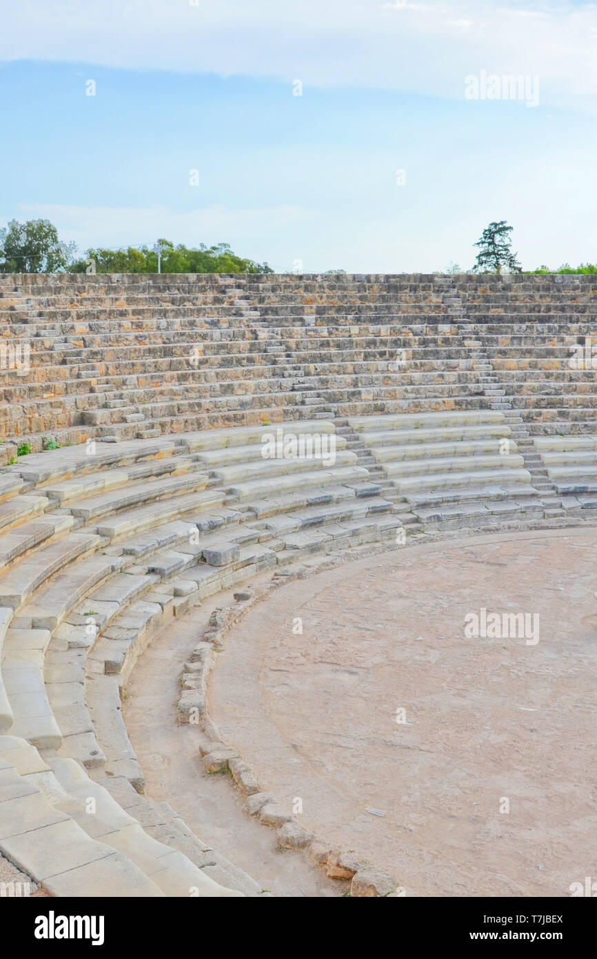 Tribune dell'antico teatro all aperto che era parte della antica città greca di salami di stato. Il sito si trova nei pressi di Famagosta,la parte settentrionale di Cipro. Foto Stock