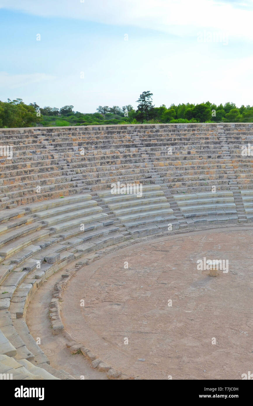 Rovine del famoso Teatro di Salamina acquisiti su una fotografia in verticale. Salamina era greca antica città-stato situato in oggi turca di Cipro del Nord. Foto Stock