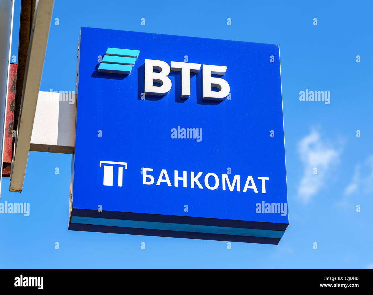 Samara, Russia - 4 Maggio 2019: il Logo della russa VTB Bank contro il cielo blu. VTB Bank è una delle più grandi banche russe. Testo in russo: Contanti d Foto Stock
