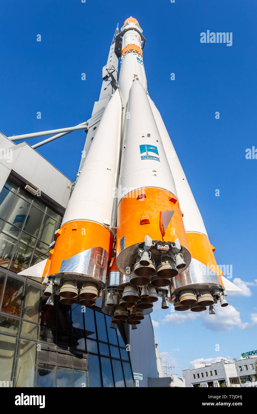 Samara, Russia - 4 Maggio 2019: Real Soyuz tipo veicolo spaziale come monumento e al centro esposizioni di esplorazione dello spazio Foto Stock
