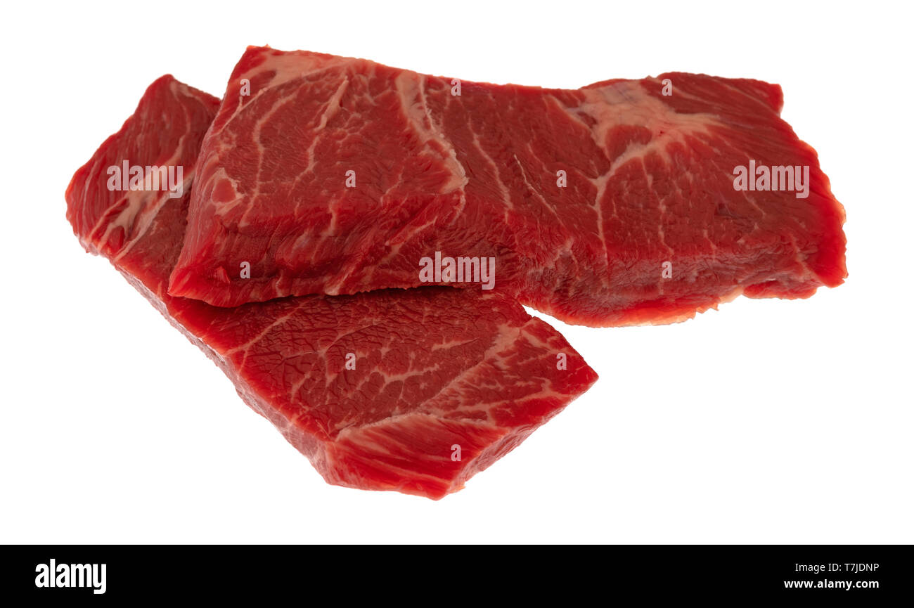 Vista laterale di due fette di carne bovina disossata mandrino nervatura corta bistecca di grigliatura isolato su uno sfondo bianco. Foto Stock