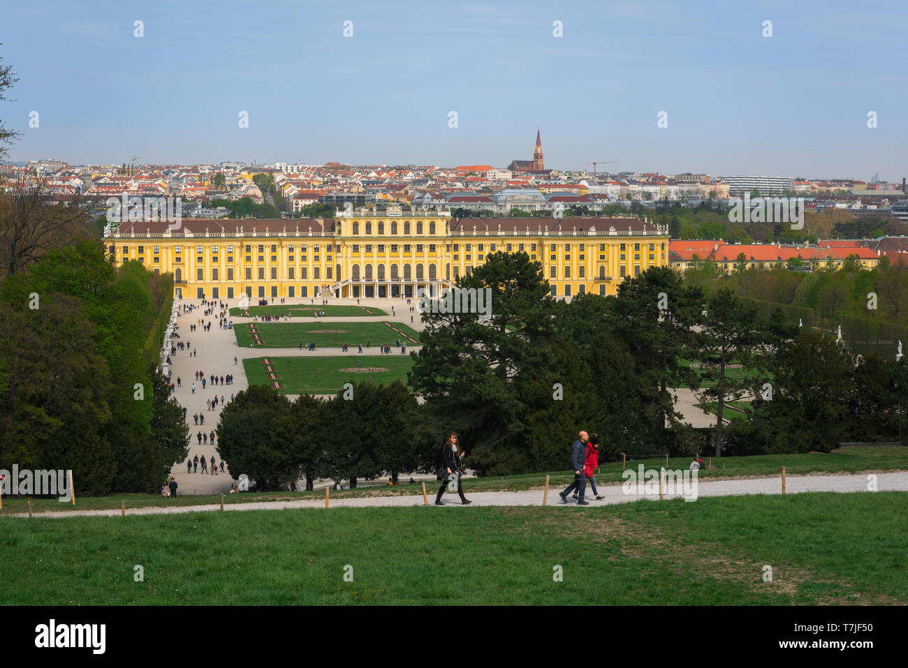 Palazzo di Schonbrunn, vista dalla Gloriette Hill del parterre e giardino esterno barocco di Schloss Schönbrunn Palace di Vienna in Austria. Foto Stock