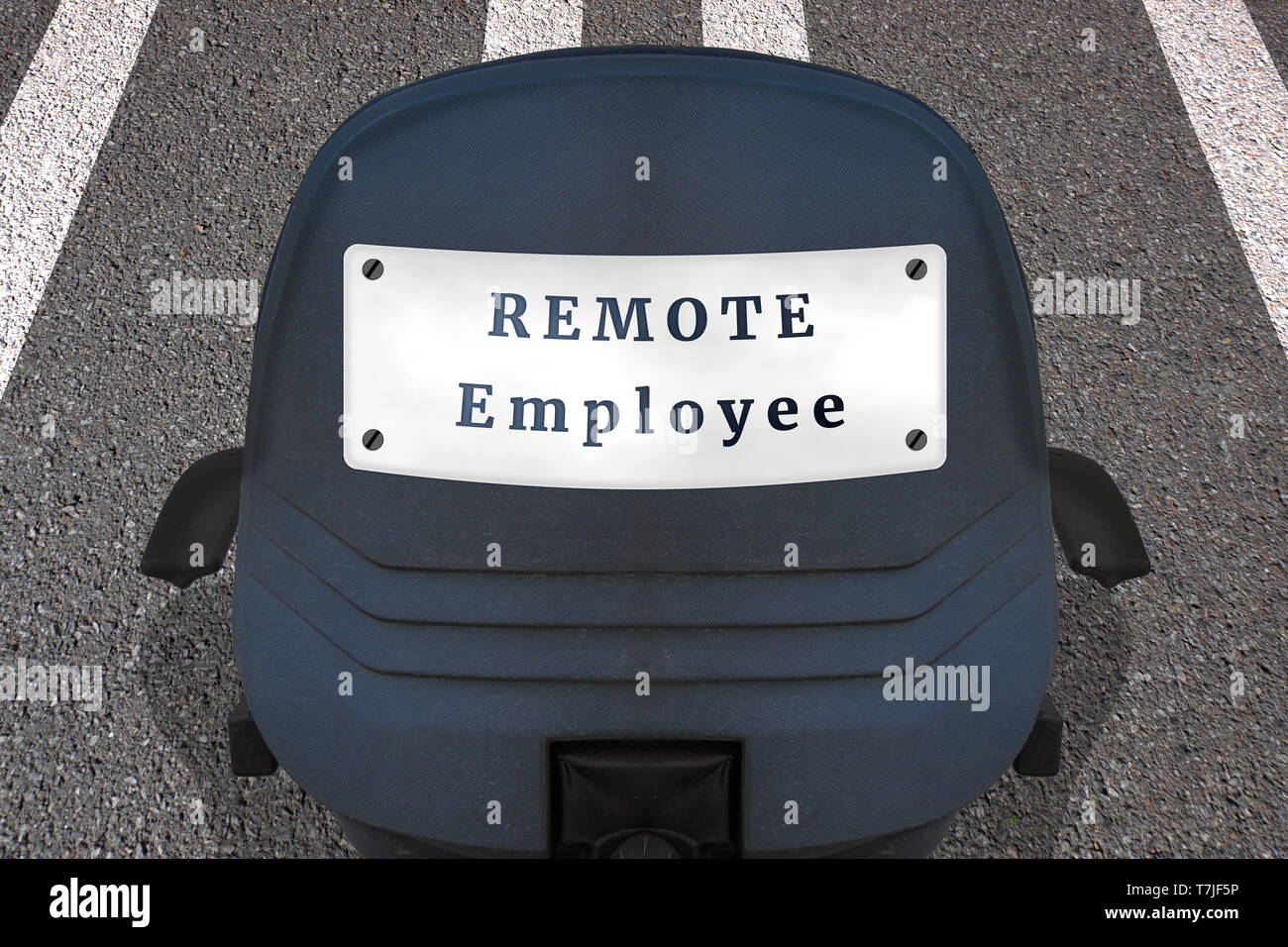 Remote Job concetto poster. Testo dipendente remoto. Sedia per ufficio sul marcato della pista o in autostrada in posizione di avviamento. ID auto piastra sul retro con iscrizione Foto Stock