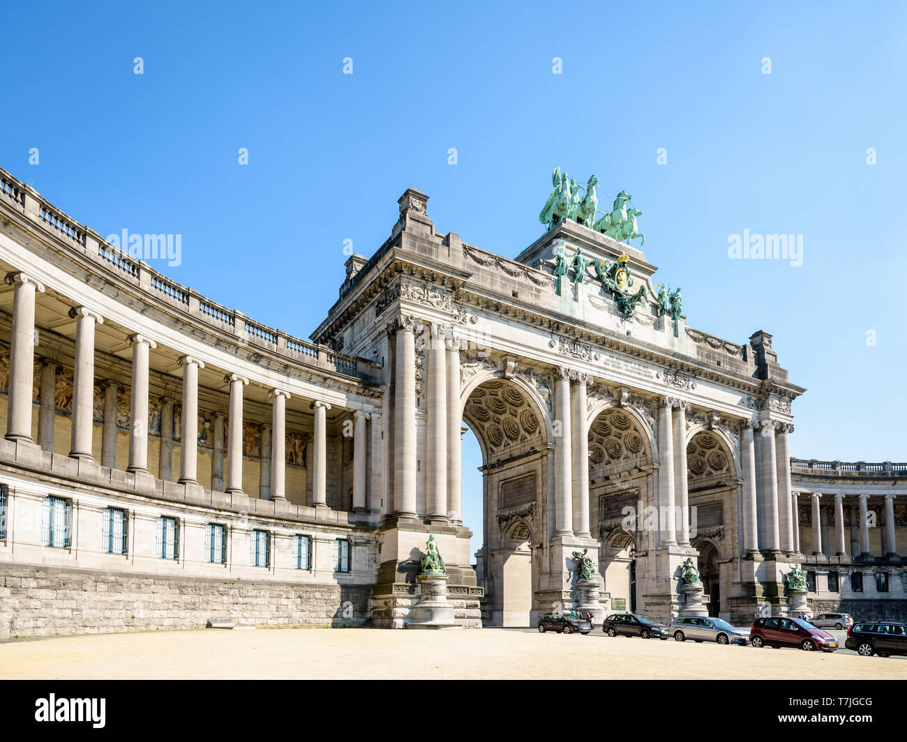 Basso angolo di visione dell'arcade du Cinquantenaire, l'arco trionfale nel parco del Cinquantenario a Bruxelles, in Belgio, in una giornata di sole contro il cielo blu. Foto Stock