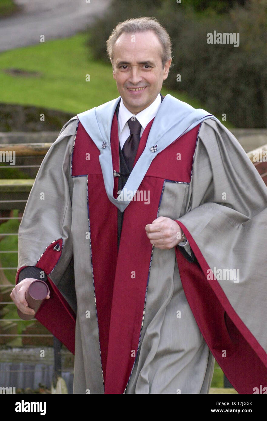 Opera star Jose Carreras ha ricevuto il suo dottorato onorario di arti da Napier University di Edimburgo oggi ( giovedì 7/12/00 ) Foto Stock