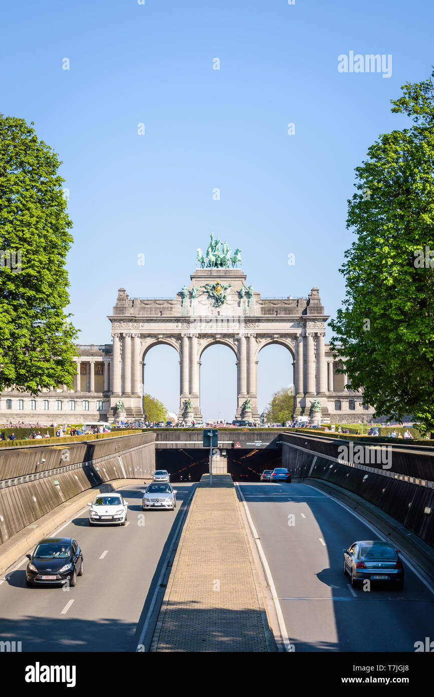 La N3 expressway corre attraverso il parco del Cinquantenario, dove il arcade du Cinquantenaire, l'arco trionfale, è stata eretta nel 1905 dal Re Leopoldo II Foto Stock