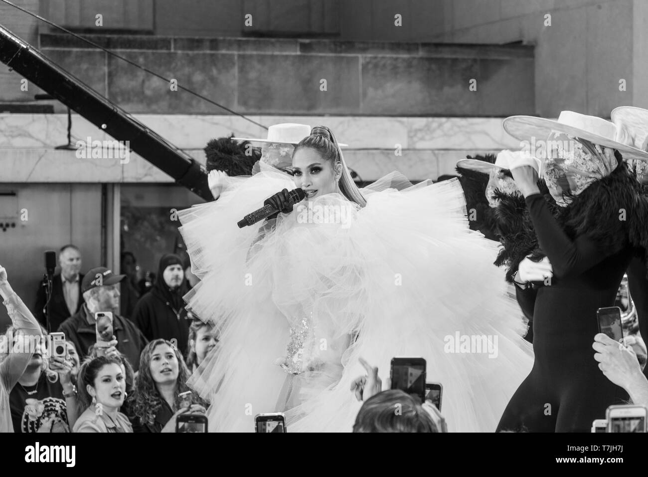 New York, NY - 6 Maggio 2019: Jennifer Lopez esegue sul palco per la NBC Today Show su oggi Plaza al Rockefeller Center Foto Stock