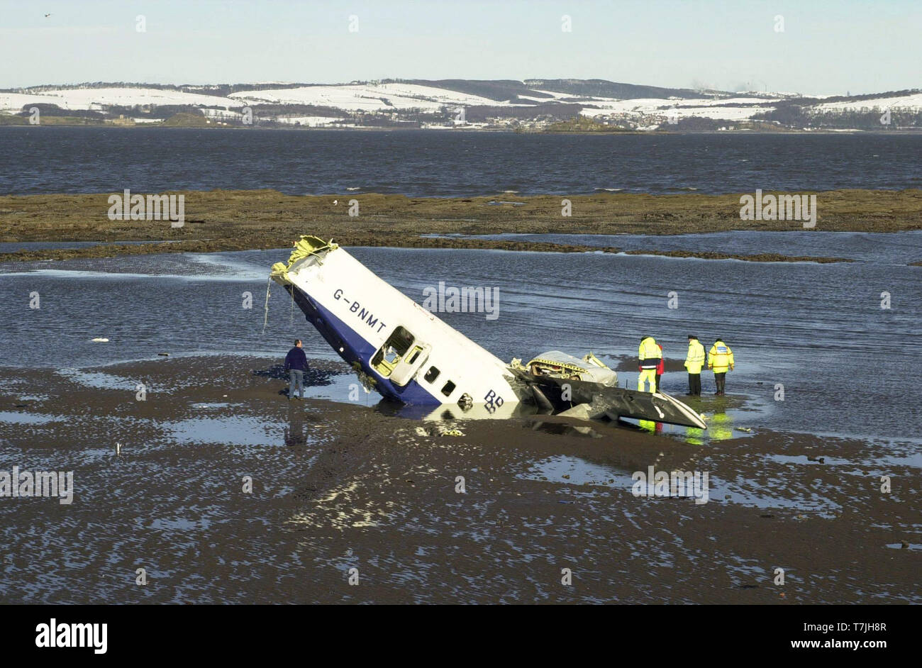 Gli investigatori di guardare il relitto della Loganair corto 360 aerei che si è schiantato nel Firth of Forth la scorsa notte dopo il decollo dall'aeroporto di Edimburgo, come la marea receeds questa mattina ( Mercoledì 28/2/01 ). Foto Stock