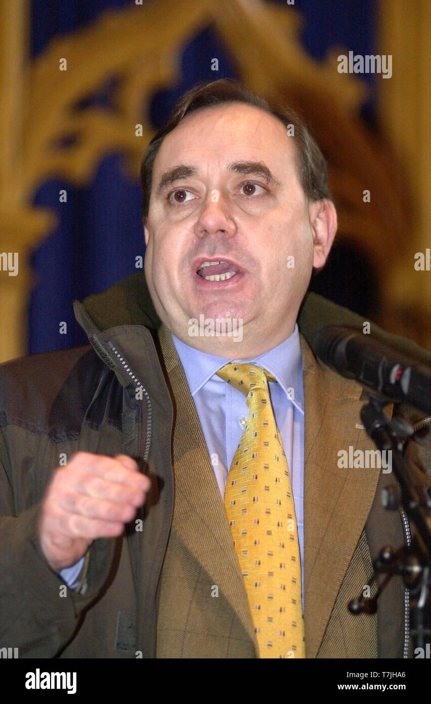 La Scottish Fishermans Rally e di protesta al di fuori del Parlamento scozzese oggi ( Giovedì 1/3/01 ). Alex Salmond MP risolve il fishermans Rally. Foto Stock