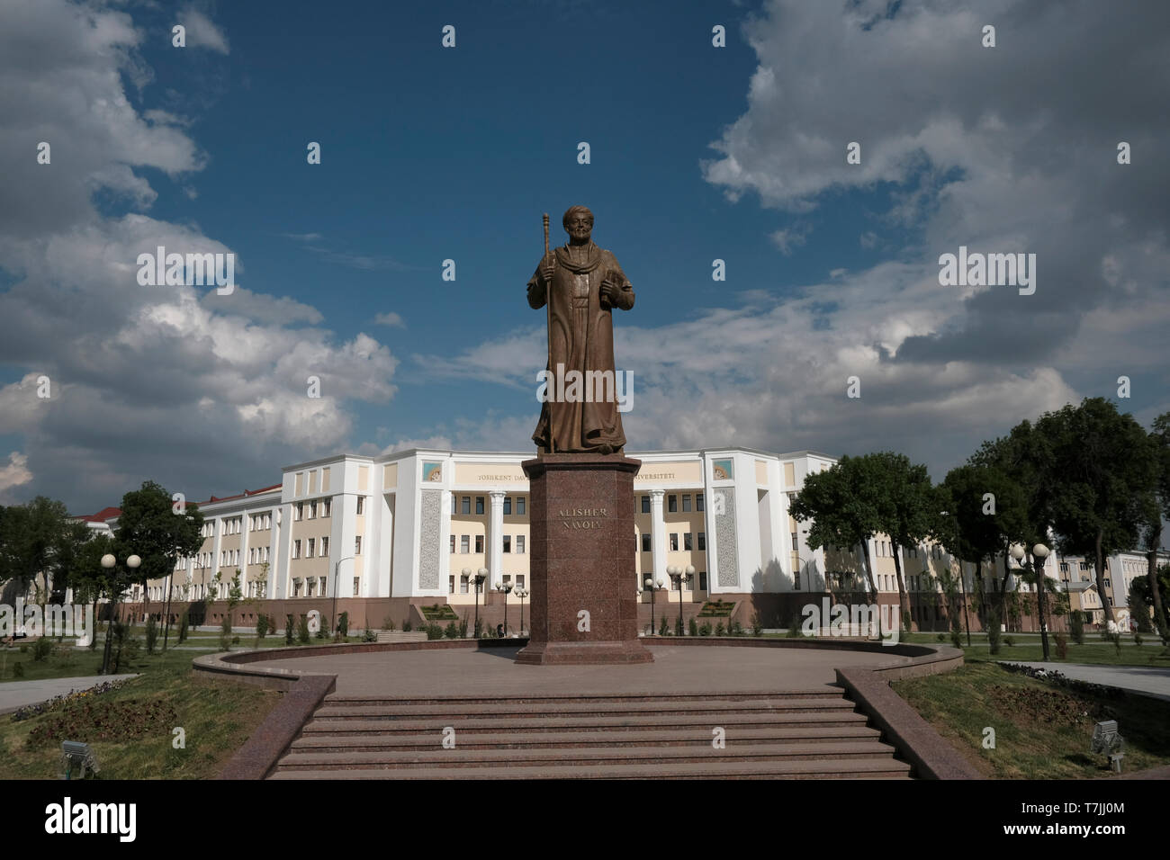 Vista del monumento a Alisher Navoiy o Navaiy che era un Chagatai poeta turche e il massimo rappresentante della letteratura Chagatai un estinto in lingua turca che una volta era ampiamente parlato in Asia centrale ufficialmente rinominato "Vecchio Uzbek" posto nella parte anteriore dell'Università pedagogica nella capitale Tashkent di Uzbekistan Foto Stock