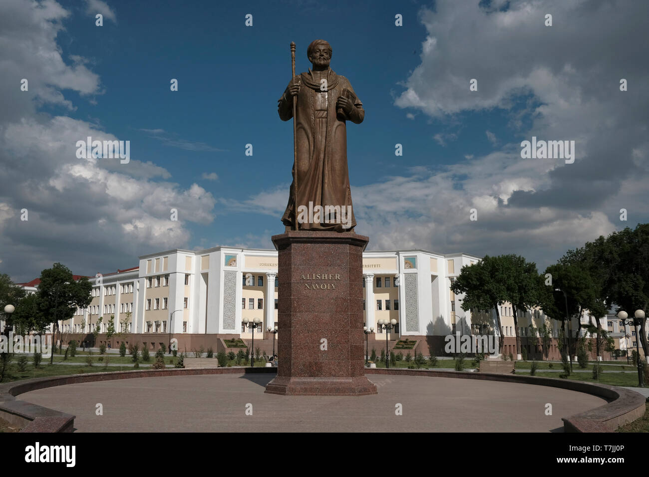 Vista del monumento a Alisher Navoiy o Navaiy che era un Chagatai poeta turche e il massimo rappresentante della letteratura Chagatai un estinto in lingua turca che una volta era ampiamente parlato in Asia centrale ufficialmente rinominato "Vecchio Uzbek" posto nella parte anteriore dell'Università pedagogica nella capitale Tashkent di Uzbekistan Foto Stock