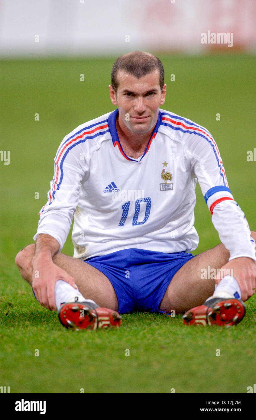 Arena Auf Schalke di Gelsenkirchen Germania 15.11.2003 Calcio: amichevole internazionale, Germania (nero) vs. Francia (bianco) 0:3 ---- Zinedine Zidane (FRA) Foto Stock