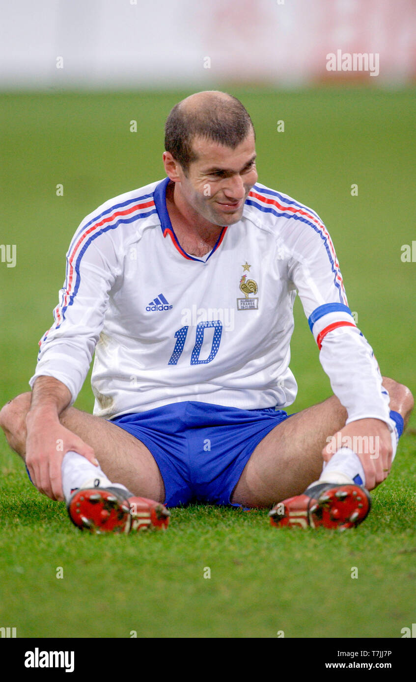 Arena Auf Schalke di Gelsenkirchen Germania 15.11.2003 Calcio: amichevole internazionale, Germania (nero) vs. Francia (bianco) 0:3 ---- Zinedine Zidane (FRA) Foto Stock