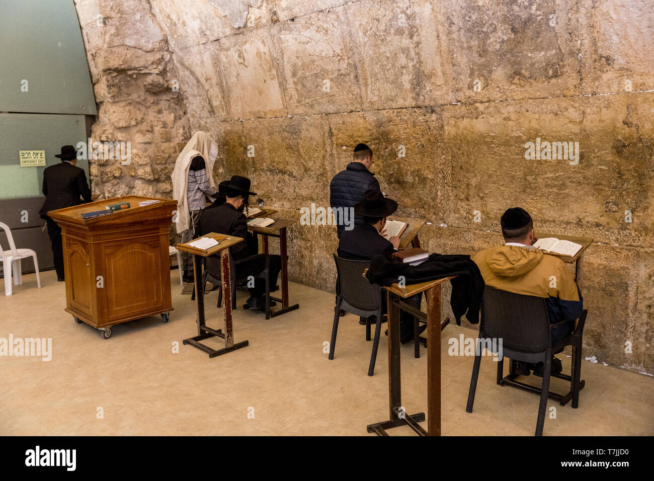 Gerusalemme,Israele,27-Marzo-2019:Jewish uomo dentro il muro del pianto a Gerusalemme presso il Muro Occidentale di Gerusalemme. Israele, la parte dove solo l uomo può g Foto Stock