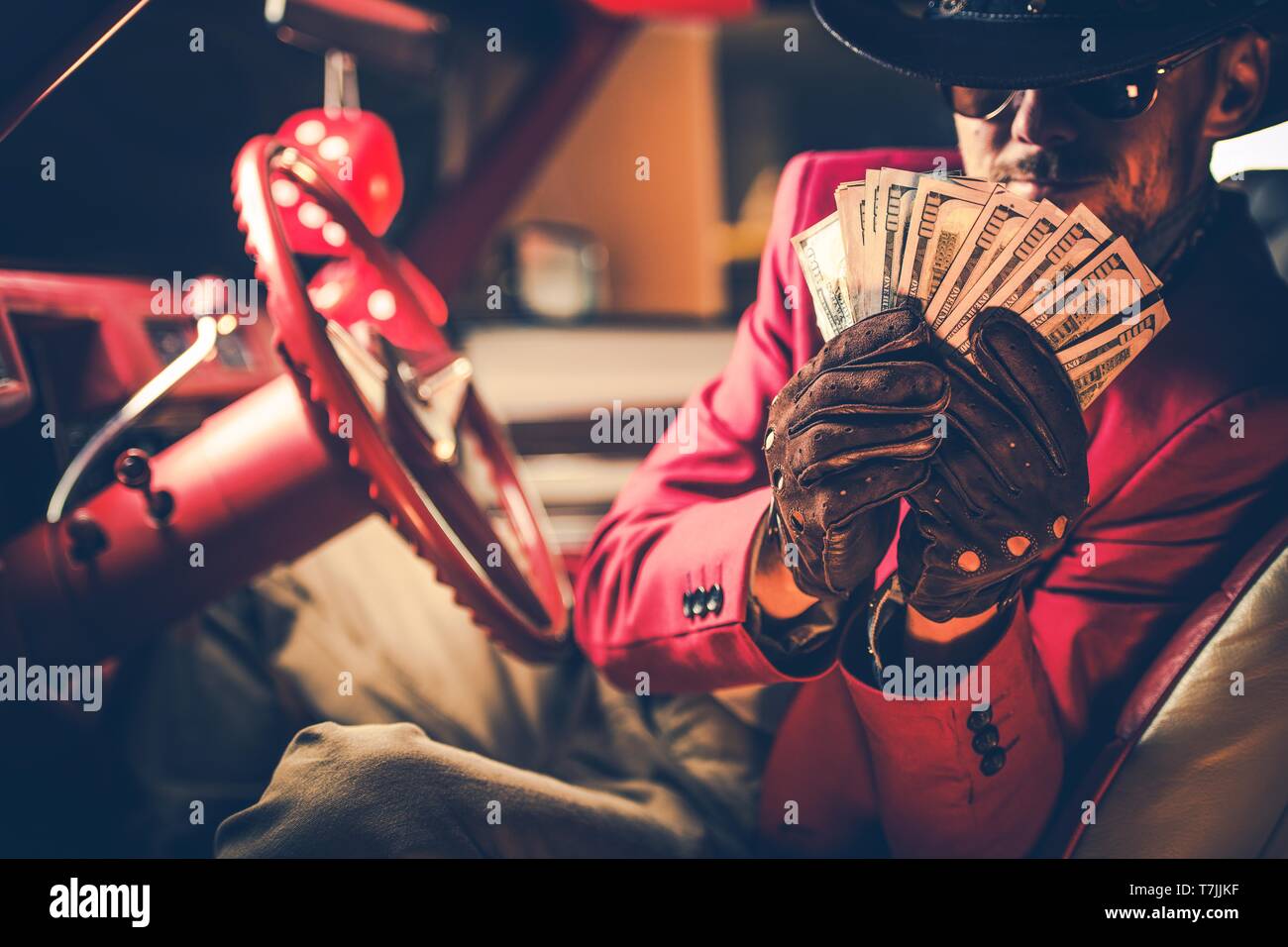 Grande Casino Winner Cowboy. Felici uomini caucasici con centinaia di dollari in mani. Il concetto di gioco d'azzardo. Foto Stock
