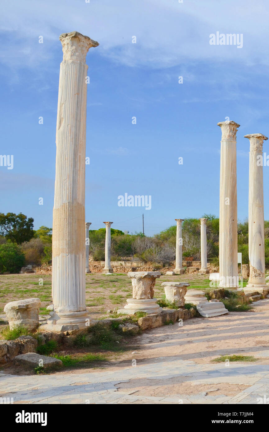 Bellissime rovine di colonne corinzie presi con il blu del cielo sopra. I pilastri sono parte di antica salumi complesso situato in oggi la parte settentrionale di Cipro. Foto Stock